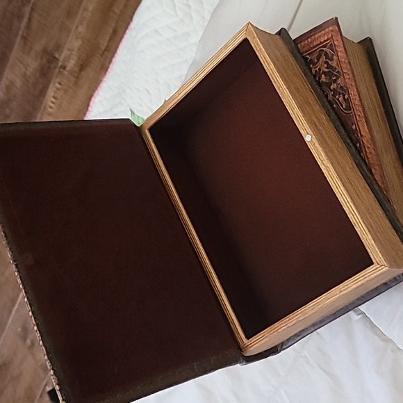 3 Vintage Book storage decor - Picture 8 of 10